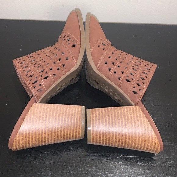 A.n.a Women’s Hiro Chocolate Pointed Toe Block Heel - Picture 6 of 7